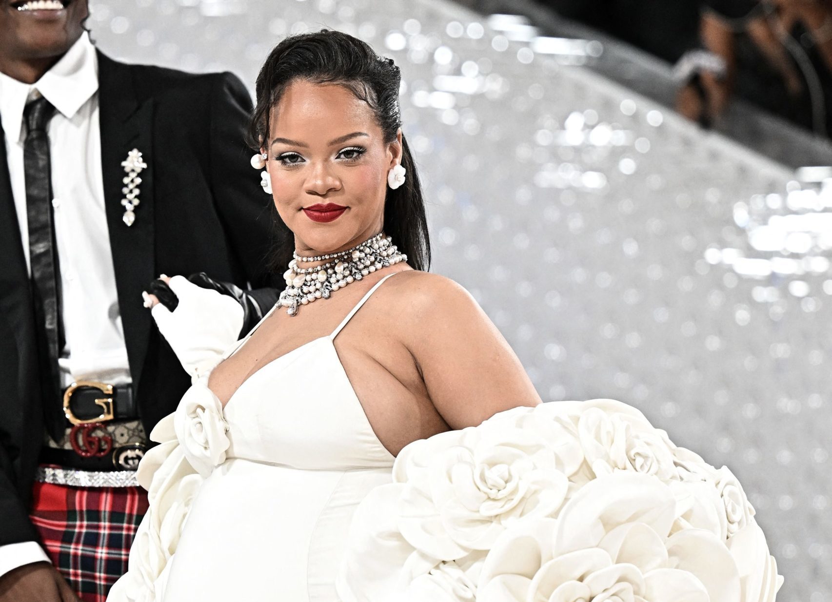 Rihanna apariție extravagantă la Met Gala 2023 A purtat ochelari cu gene