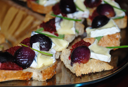 Crackers cu Brie si struguri caramelizati