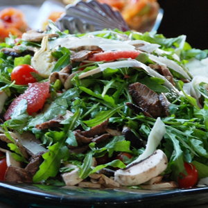 Salata de rucola cu grapefruit rosu, anghinare, ciuperci, rosii cherry si parmesan