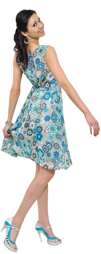La birou Rochie din bumbac, Next, 185,90 lei; Colier din plastic, C&A, 39,90 lei; Plic din piele, Debenhams, 250 lei; Balerini cu accesorii metalice, Next, 155,90 lei.