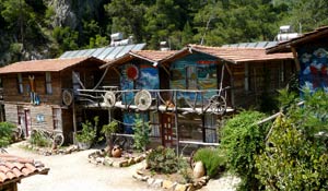 langa Olympos este zona casutelor din copaci'