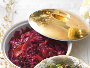 Salata, varza rosie, fructe