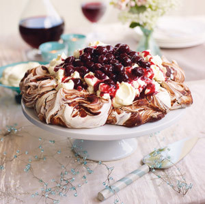 Pavlova cu ciocolata si visine