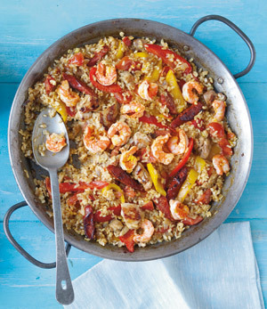 Paella cu pui, carnati chorizo si creveti