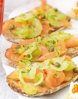Tartine cu peste, castraveti si capere
