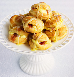 Profiterol cu gem de rubarba si crema de ou