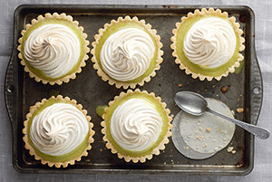 Mini tarte cu crema de lamaie si bezea