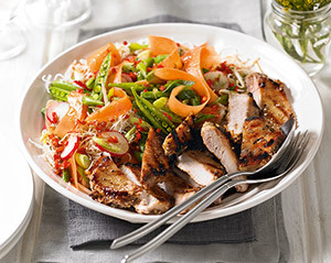 Salata de legume in stil oriental, cu friptura de porc